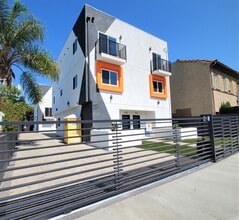 2335 S Crenshaw Blvd, Unit 2335 in Los Angeles, CA - Building Photo - Building Photo