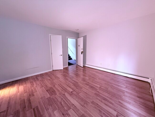 1105 Waterbury Rd in Cheshire, CT - Building Photo - Building Photo