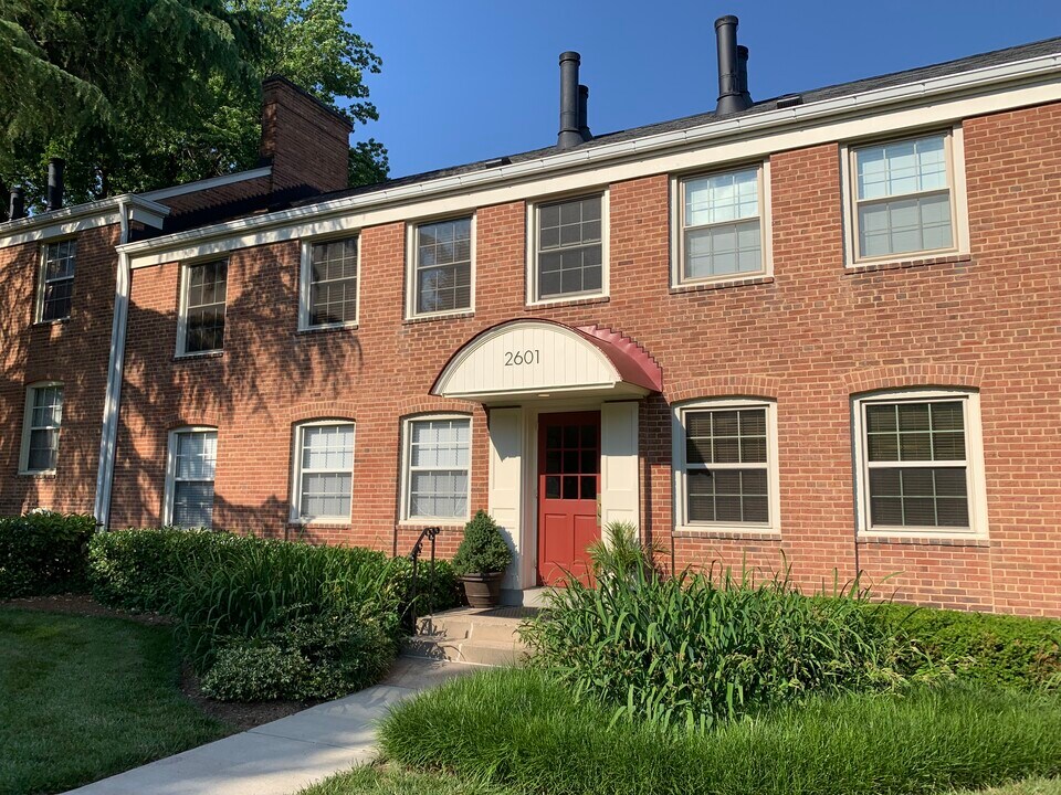 2601 Arlington Blvd in Arlington, VA - Building Photo