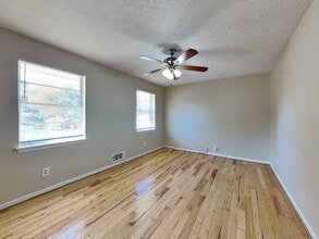 8238 Redwood Dr in Jonesboro, GA - Building Photo - Building Photo