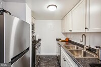 1300 Army Navy Dr in Arlington, VA - Building Photo - Building Photo