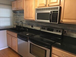 121 Cambridge Rd, Unit 2 in Woburn, MA - Foto de edificio - Building Photo