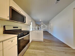 6136 Swabia Ln in Stone Mountain, GA - Foto de edificio - Building Photo