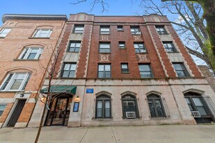 635 W Barry Ave, Unit 103 in Chicago, IL - Building Photo