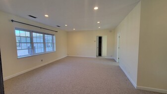 26 Lake Shore Ct, Unit 26-3 in Boston, MA - Building Photo - Building Photo