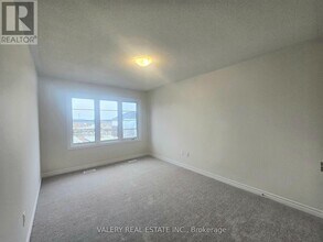 31 Phoenix Blvd in Barrie, ON - Building Photo - Building Photo