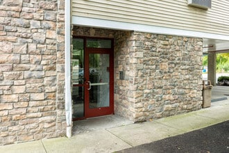 Riverside Apartments in Wallington, NJ - Foto de edificio - Building Photo