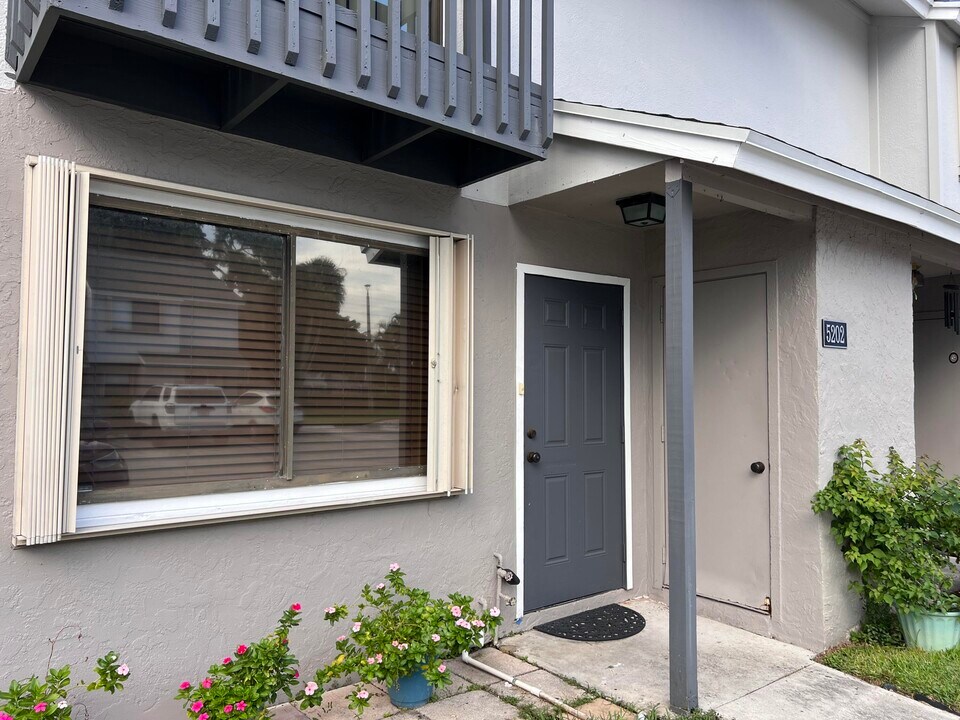 5202 Bayside Dr in Greenacres, FL - Building Photo