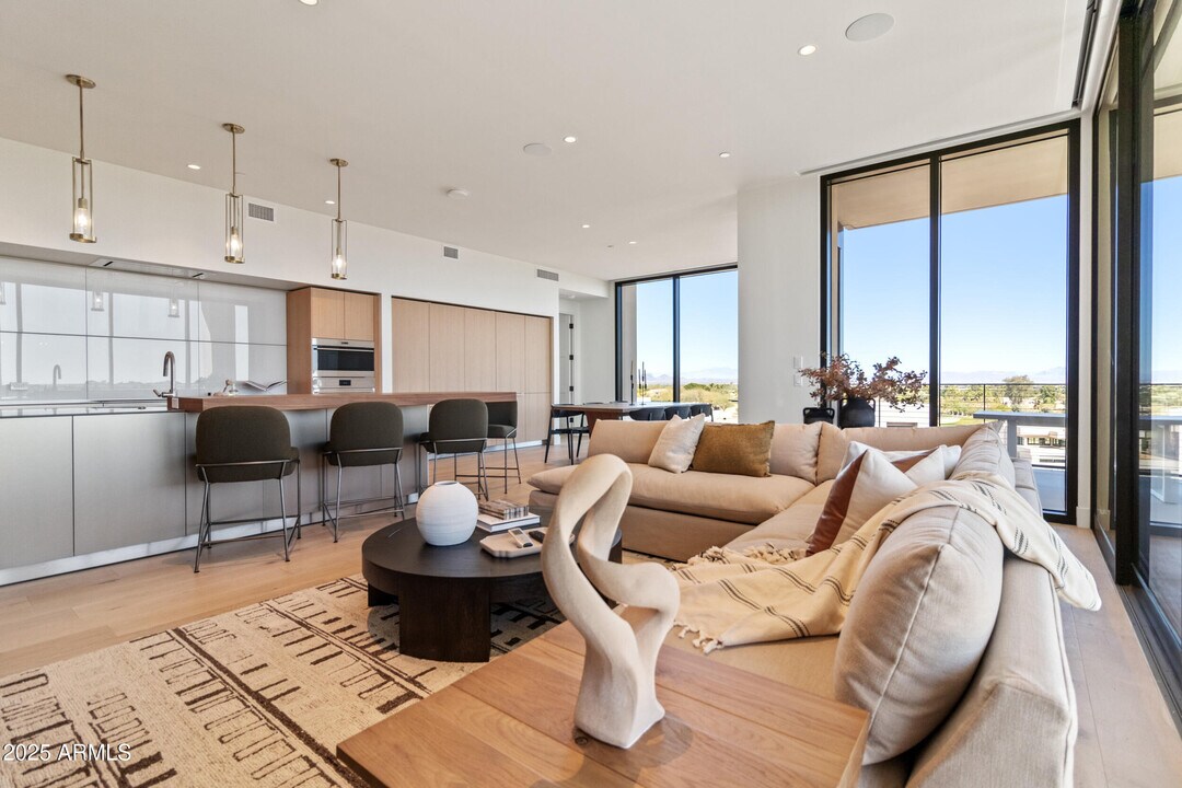 6302 E Camelback Rd in Scottsdale, AZ - Building Photo