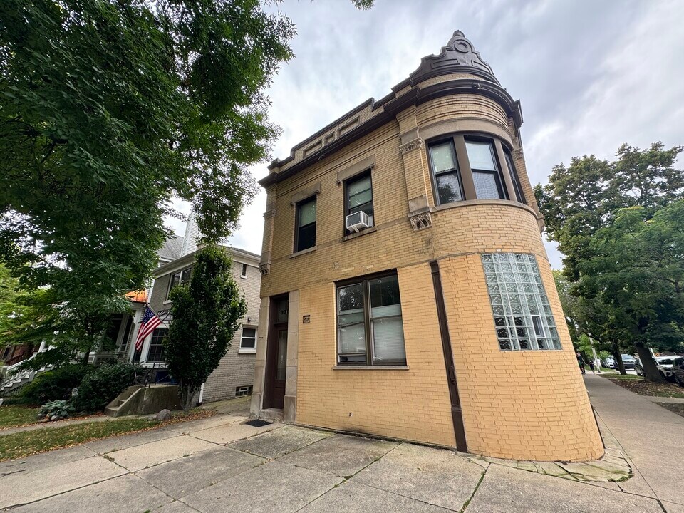 3756 N Leavitt St in Chicago, IL - Building Photo