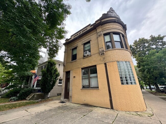 property at 3756 N Leavitt St