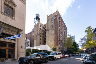 18 W 70th St in New York, NY - Building Photo - Building Photo