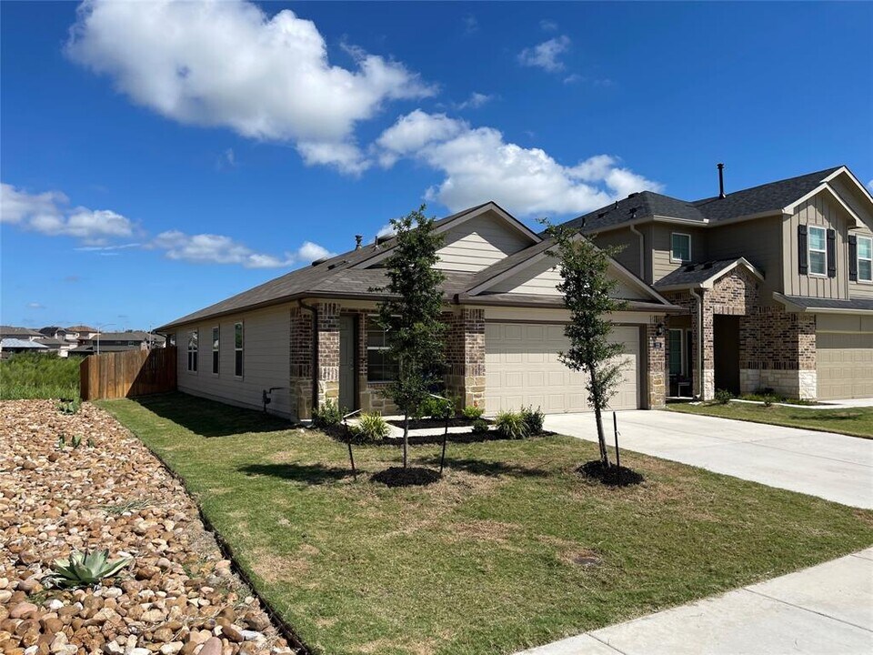125 Calgary Ln in San Marcos, TX - Building Photo