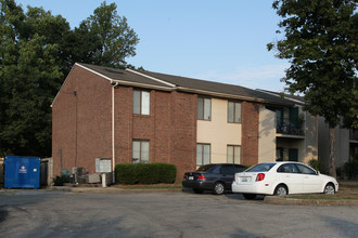 Deer Park Apartments in Crestwood, KY - Foto de edificio - Building Photo