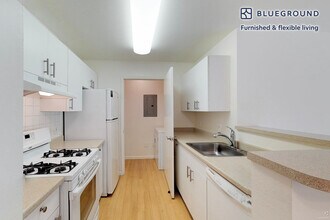 313 Avalon Cir in Smithtown, NY - Foto de edificio - Building Photo