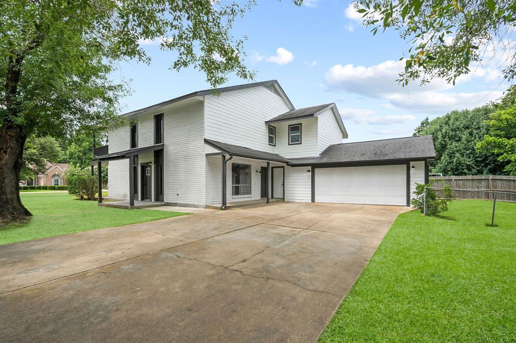 9645 Twin Shores Dr in Willis, TX - Building Photo