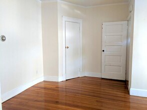 25 Knapp St, Unit 1 in Somerville, MA - Foto de edificio - Building Photo