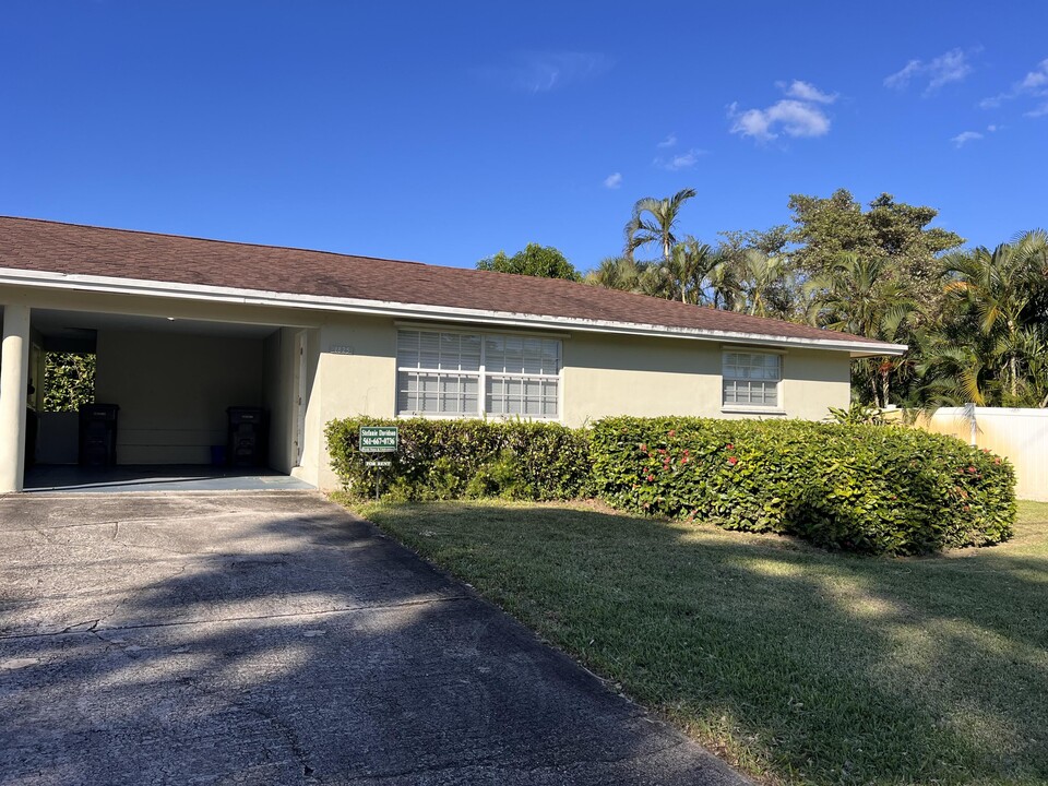 1821 Wheeler Rd in North Palm Beach, FL - Building Photo