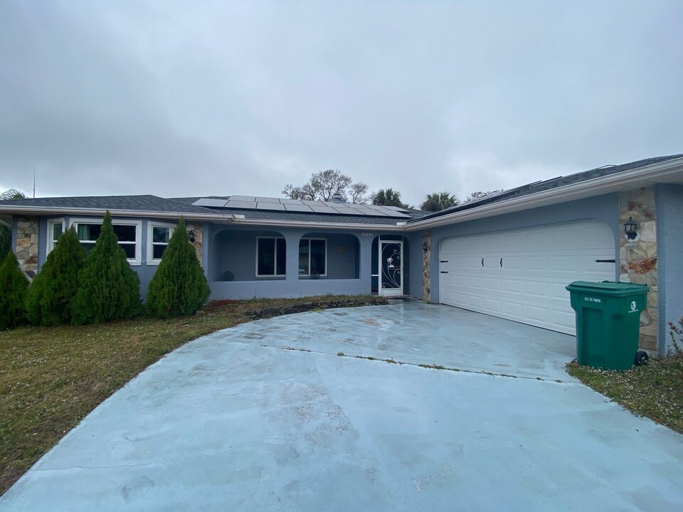 2211 Hardey St in Port Charlotte, FL - Building Photo