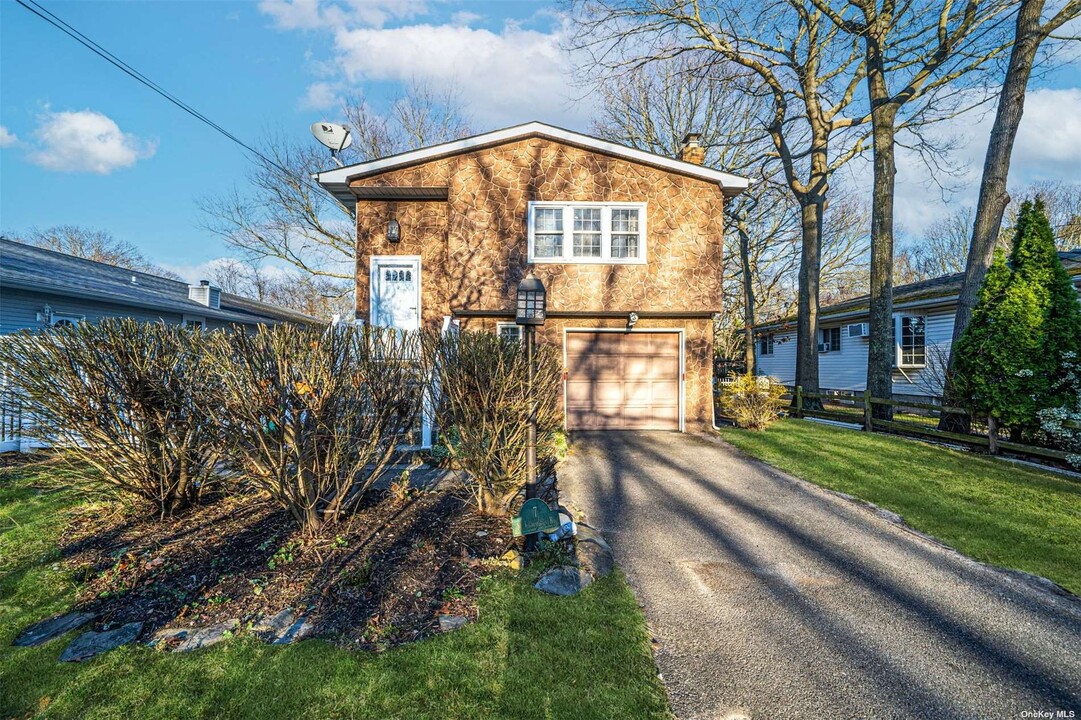 7 Lexington Rd in Shirley, NY - Building Photo