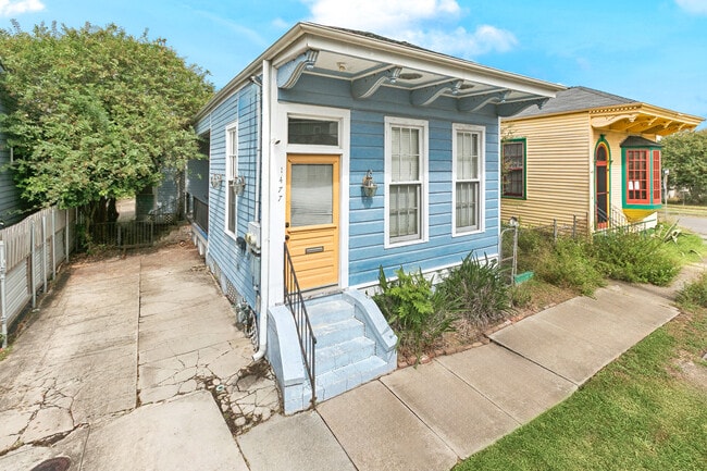 property at 1477 N Prieur St