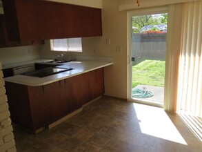 1010 Satre St in Eugene, OR - Building Photo - Building Photo