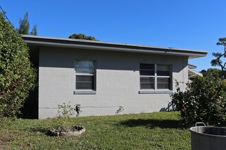 4821 Vermont Ave in Lake Worth, FL - Foto de edificio - Building Photo