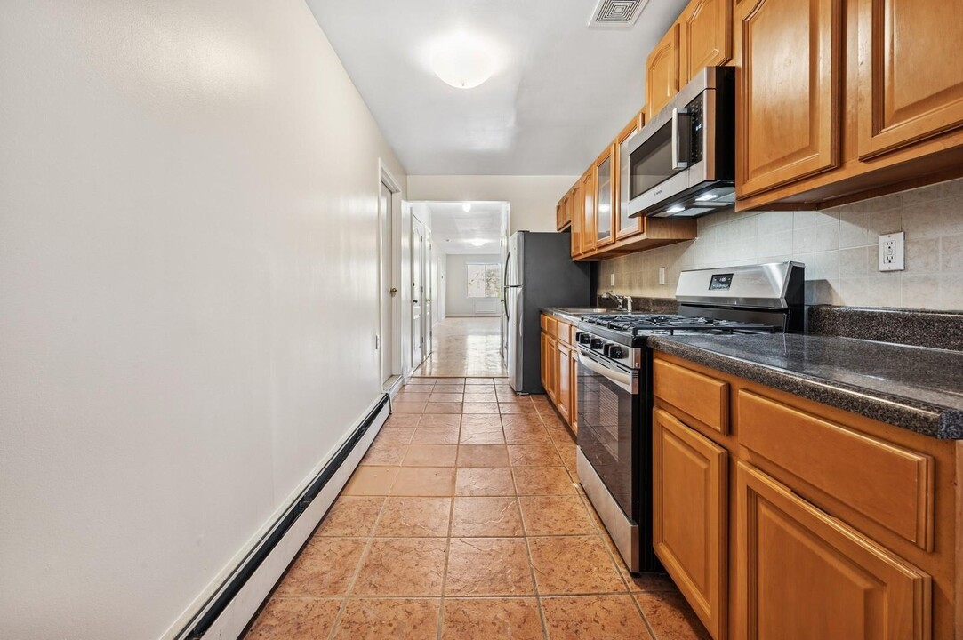 4557B Bronx Blvd in Bronx, NY - Building Photo