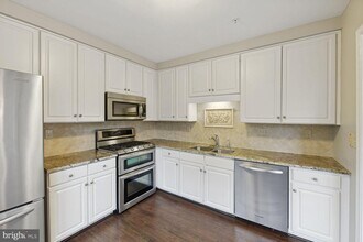 7056 Falls Reach Dr-Unit -7056-304 in Falls Church, VA - Building Photo - Building Photo