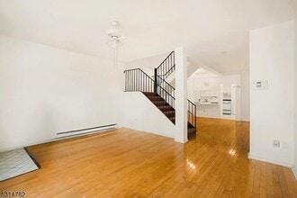 111 Mulberry St, Unit Townhouse B in Newark, NJ - Foto de edificio - Building Photo