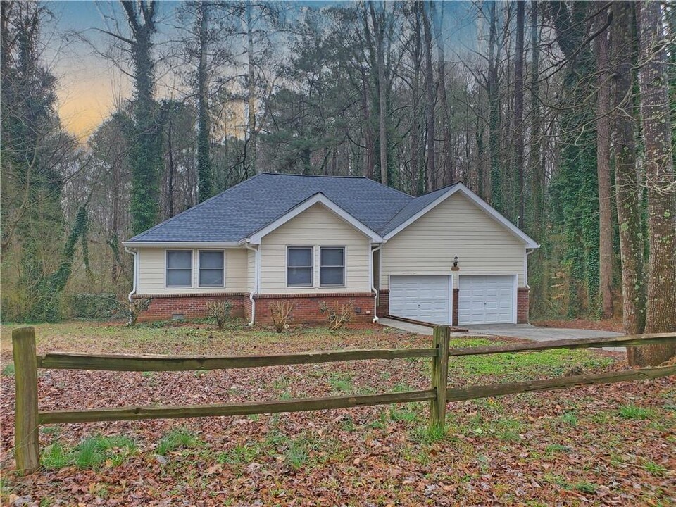 2658 Rolling Brook Trail in East Point, GA - Building Photo