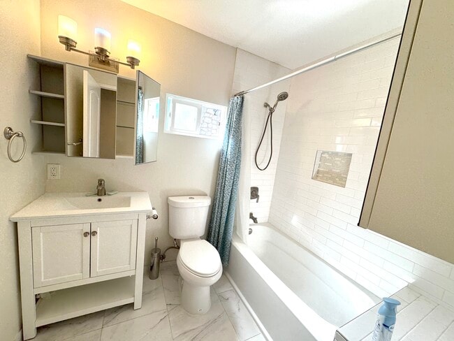 10202 Jardine Ave in Sunland, CA - Foto de edificio - Building Photo