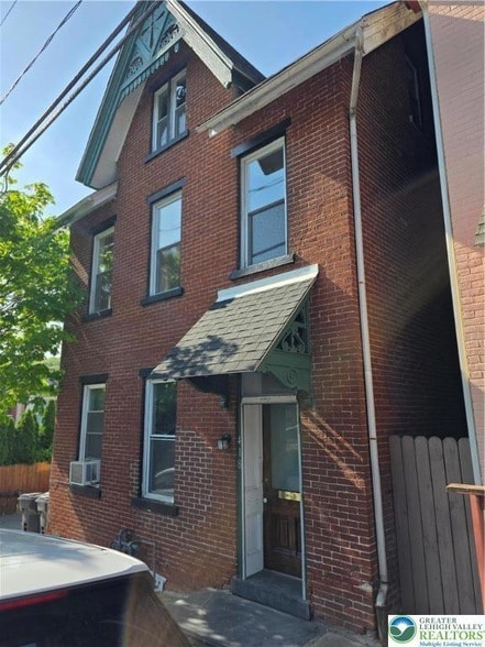 property at 418 W 4th St