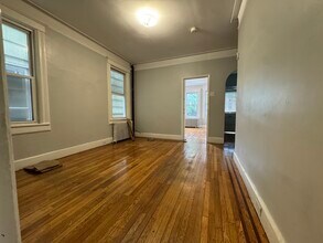 138 W 28th St, Unit 2 in Bayonne, NJ - Foto de edificio - Building Photo