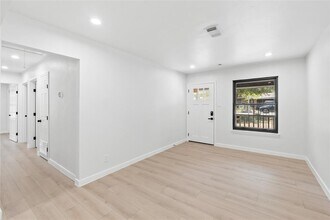 106 E Lola Dr in Austin, TX - Building Photo - Building Photo