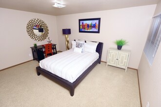 Stone Pointe Apartments in Manhattan, KS - Building Photo - Building Photo