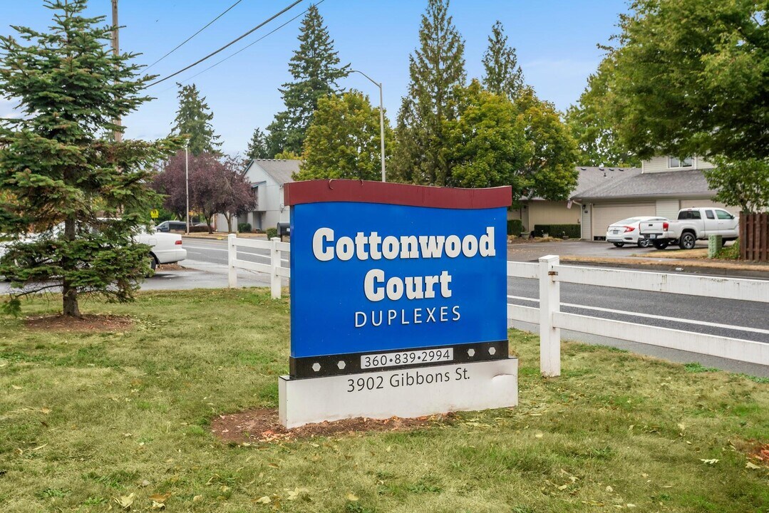 Cottonwood Court in Vancouver, WA - Building Photo