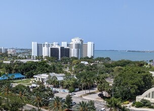 800 N Tamiami Trl, Unit 1001 in Sarasota, FL - Building Photo - Building Photo