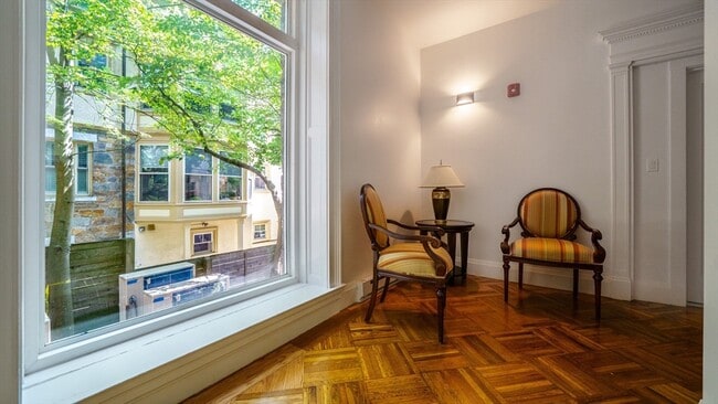 21 Regent Cir in Brookline, MA - Foto de edificio - Building Photo