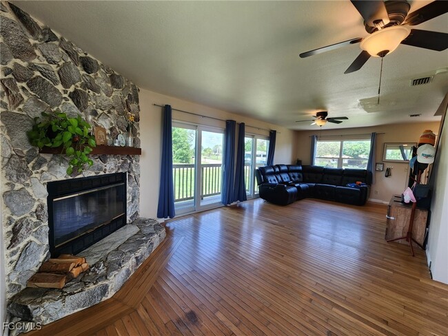 373 Hile Ln in Punta Gorda, FL - Foto de edificio - Building Photo