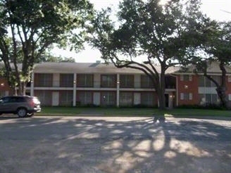 Royal Oaks Apartments in Uvalde, TX - Foto de edificio - Building Photo