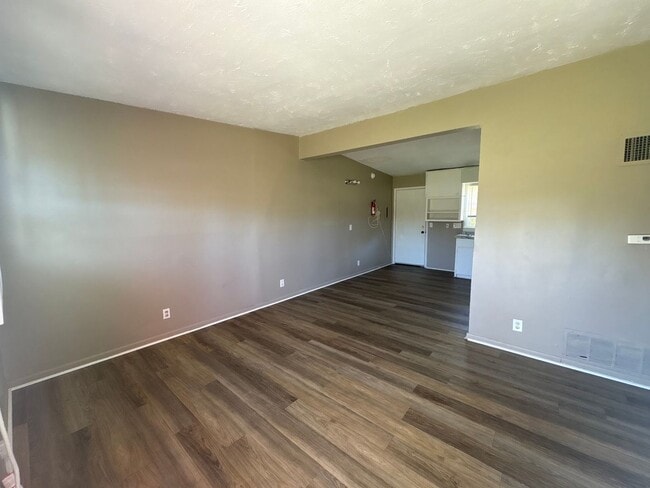 400 W Mahoney Dr in Derby, KS - Foto de edificio - Building Photo