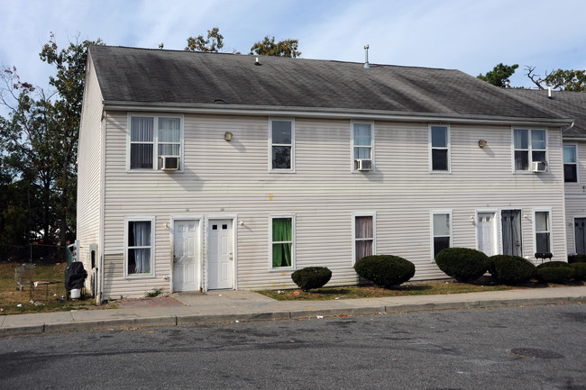 240 Clover St in Lakewood, NJ - Building Photo - Building Photo