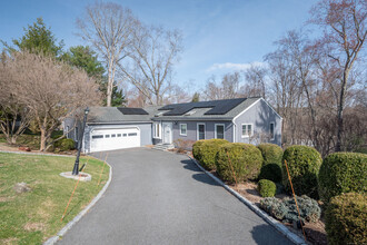 6 Big Buck Ln in Brookfield, CT - Building Photo - Building Photo