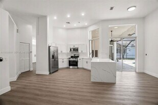 2611 Oakbrook Ct in Weston, FL - Building Photo