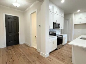 8242 Primrose Wy in Dallas, TX - Foto de edificio - Building Photo