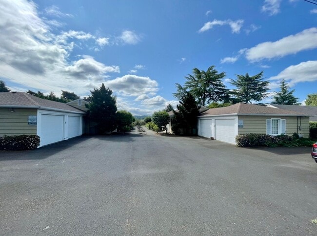 5278 SW Scholls Ferry Rd in Portland, OR - Building Photo - Building Photo