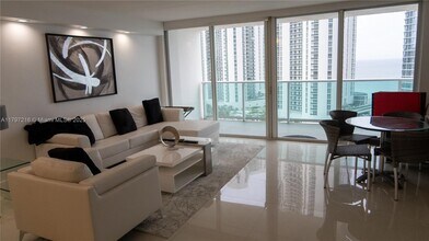 100 Bayview Dr in Sunny Isles Beach, FL - Building Photo - Building Photo