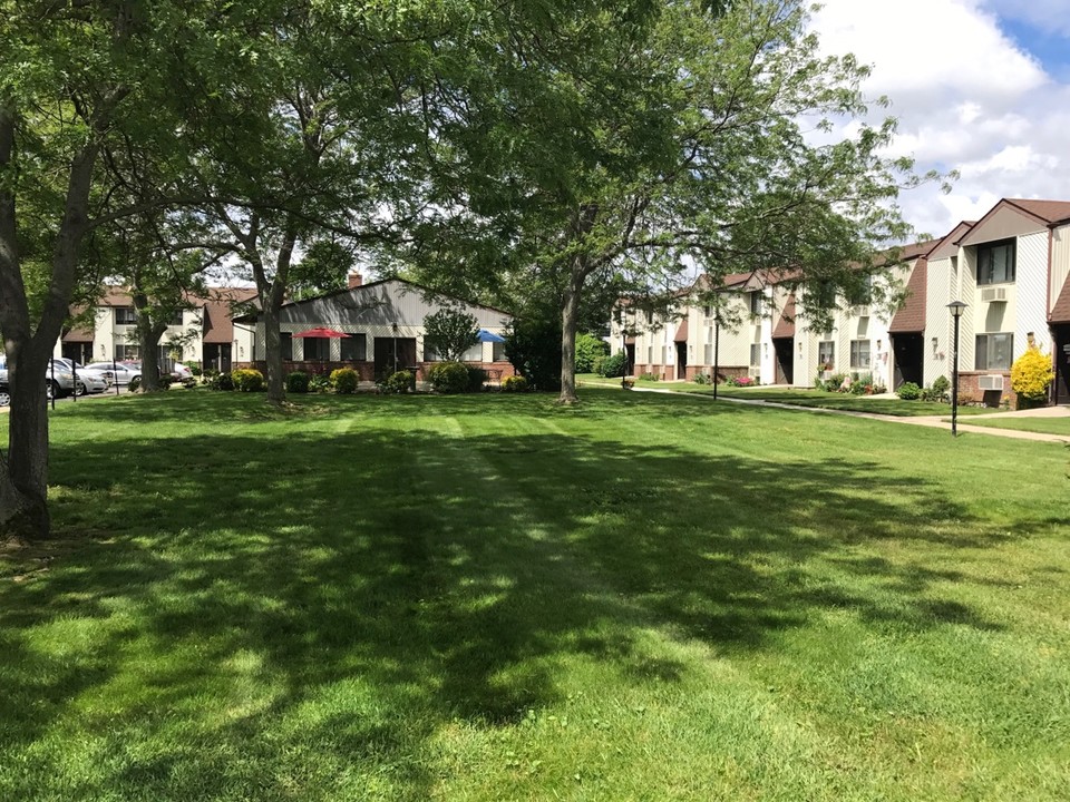 Lakeside Garden 55+ in Copiague, NY - Foto de edificio