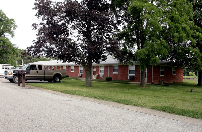 Suburban Court Apartments in Shelbyville, IN - Foto de edificio - Building Photo